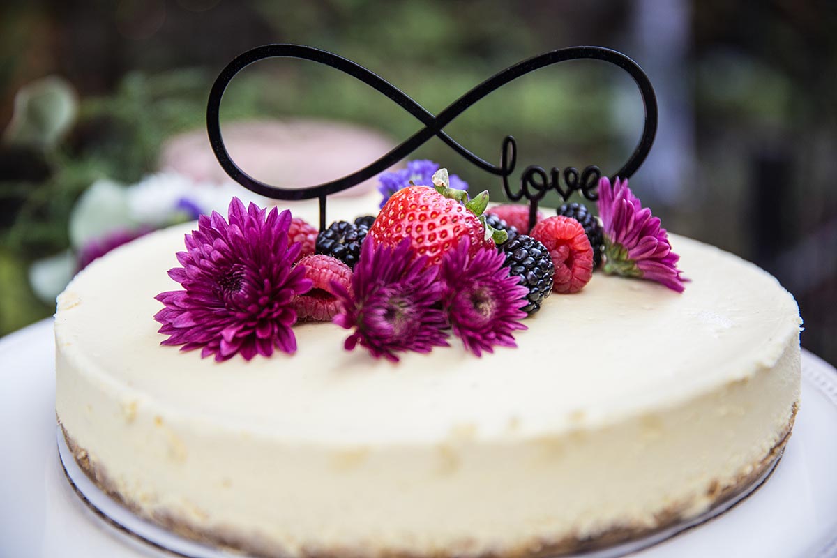 cheesecake photo with fresh berries and flowers, love cake, g2-studios